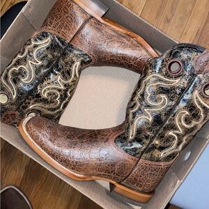 Western Cowboy Boots with Intricate Design